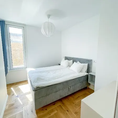 Cozy City Center 2 Bedroom Apartment
